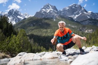 René Fritschi découvre un morceau de métal dans le lit d'un ruisseau du Val S-charl.