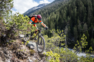 René en train de pratiquer son hobby, le VTT.