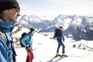 Marco Steinemann mit Gästen auf Skitour. Foto: Andrea Badrutt Marco Steinemann mit Gästen auf Skitour.