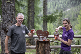 Zur Begrüssung bekommt jeder Gast ein Glas Tee gereicht, aus Bio-Kräutern angebaut in Guarda. Foto: Andrea Badrutt Zur Begrüssung bekommt jeder Gast ein Glas Tee gereicht, aus Bio-Kräutern angebaut in Guarda.