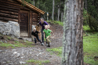 Die beiden Kinder, Leo und Til, gehen in Zernez in die Schule, sind aber so oft wie möglich bei der Chamanna Cluozza und helfen mit. Foto: Andrea Badrutt Die beiden Kinder, Leo und Til, gehen in Zernez in die Schule, sind aber so oft wie möglich bei der Chamanna Cluozza und helfen mit.