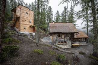 Im Wohnturm neben der Chamanna Cluozza befinden sich die Privaträume der Familie Naue. Foto: Andrea Badrutt Im Wohnturm neben der Chamanna Cluozza befinden sich die Privaträume der Familie Naue.