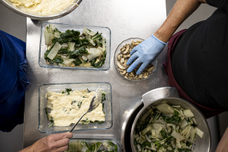 Frische und regionale Produkte zu verarbeiten, wenn möglich Bio, ist ein weiterer Bestandteil der gelebten Nachhaltigkeit auf der Chamanna Cluozza. Foto: Andrea Badrutt Frische und regionale Produkte zu verarbeiten, wenn möglich Bio, ist ein weiterer Bestandteil der gelebten Nachhaltigkeit auf der Chamanna Cluozza.