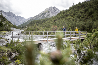 Gäste transportieren Lebensmittel von Zernez in die Chamanna Cluozza. Foto: Andrea Badrutt Gäste transportieren Lebensmittel von Zernez in die Chamanna Cluozza.