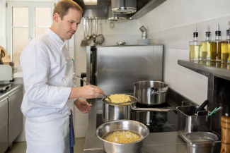 Spätzli kochen. Foto: Andrea Badrutt Spätzli kochen.