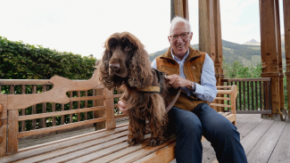 Rolf Zollinger mit Hündin Holly in Vulpera. Foto: Michelle Zbinden Rolf Zollinger mit Hündin Holly in Vulpera.