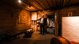 Peter Langenegger im Museum Engiadina Bassa.