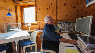 Peter bei seiner Arbeit als Architekt.