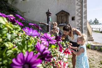 Familie im Engadiner Dorf