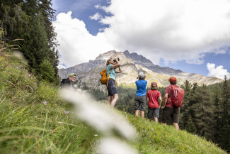 Familie in der Natur im Unterengadin