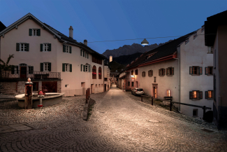 Engadiner Dorfplatz Scuol bei Nacht