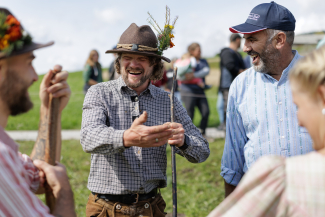 Alpsenn Christian Kofler (links) und Landwirt Fadri Stricker.