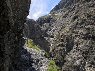 Felsenweg durch die Uinaschlucht im Engadin Felsenweg durch die Uinaschlucht im Engadin