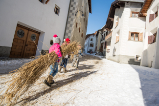 Hom Strom: Die Kinder tragen das Stroh zum Dorfplatz. Bild: © Dominik Täuber Hom Strom: Die Kinder tragen das Stroh zum Dorfplatz. Bild: © Dominik Täuber