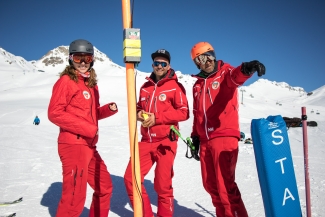 Er weiss, wo es lang geht: Cla bespricht mit seinem Team die beste Linie fürs Kinderskirennen. Er weiss, wo es lang geht: Cla bespricht mit seinem Team die beste Linie fürs Kinderskirennen.