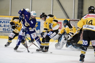Action beim Gastgeber Club da Hockey Engiadina Action beim Gastgeber Club da Hockey Engiadina