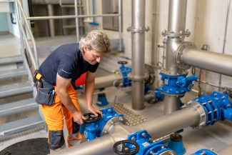 Der Brunnenmeister Johannes Studer bei seiner Arbeit im Trinkwasserreservoir Ftan. Bild: Dominik Täuber. Der Brunnenmeister Johannes Studer bei seiner Arbeit im Trinkwasserreservoir Ftan. Bild: Dominik Täuber.