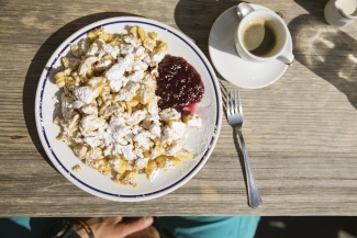 Berühmter Kaiserschmarrn auf der Alp Laret Berühmter Kaiserschmarrn auf der Alp Laret