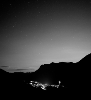 Das Engadiner Dorf Sent bei Nacht. Bild: Dominik Täuber. Das Engadiner Dorf Sent bei Nacht. Bild: Dominik Täuber.