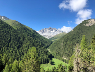 Aufstieg zum Mot Madlain mit Ausblick auf den Mot Tavrü Aufstieg zum Mot Madlain mit Ausblick auf den Mot Tavrü