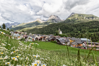 Bergdorf im Unterengadin im Sommer Bergdorf im Unterengadin im Sommer