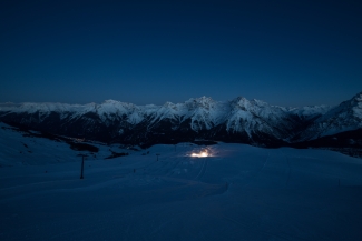 Arbeit am Snowpark Scuol bei Nacht. Bild: Dominik Täuber. Arbeit am Snowpark Scuol bei Nacht. Bild: Dominik Täuber.