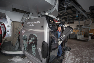 Mit der silbrigen Gondel ins weisse Skigebiet Mit der silbrigen Gondel ins weisse Skigebiet