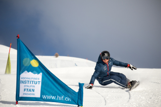 Carving-Schwünge im Weltcup-Hang Carving-Schwünge im Weltcup-Hang