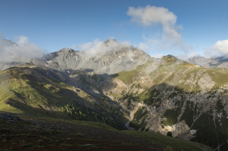 Auf dem Mot Tavrü, an der Grenze zum Schweizerischen Nationalpark Auf dem Mot Tavrü, an der Grenze zum Schweizerischen Nationalpark