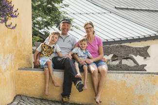 Parkwächter Not Armon Willy mit seiner Familie. Parkwächter Not Armon Willy mit seiner Familie.