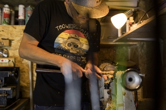 Renato Vitalini beim Bauen einer Angelrute