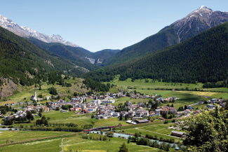 Dorf Zernez im Engadin