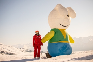 Aushängeschilder der Skischule Scuol Ftan: Snowli das Maskottchen und Cla der Skischulleiter. Aushängeschilder der Skischule Scuol Ftan: Snowli das Maskottchen und Cla der Skischulleiter.