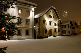 Verschneites Dorf während der Weihnachtszeit Verschneites Dorf während der Weihnachtszeit