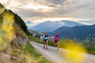 Trailrunning im Engadin bei Tschlin. Bild: Dominik Taeuber. Trailrunning im Engadin bei Tschlin. Bild: Dominik Taeuber.