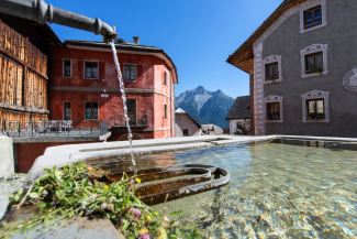 Dorfbrunnen in Tschlin, Unterengadin