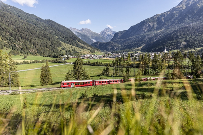 Mit der RhB unterwegs in Zernez im Engadin Mit der RhB unterwegs in Zernez im Engadin