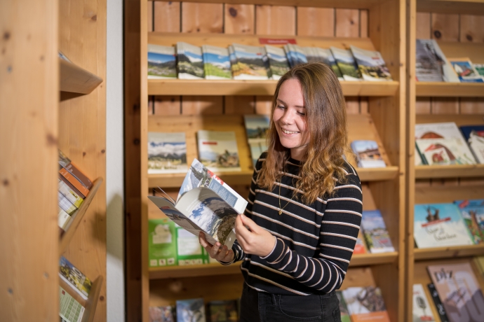Michelle Zbinden in der Gäste-Information in Scuol, Engadin
