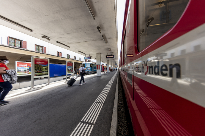 Wagen der RhB im Bahnhof Scuol-Tarasp Wagen der RhB im Bahnhof Scuol-Tarasp