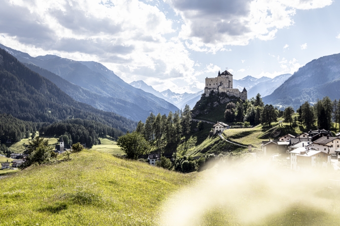 Fraktion Tarasp mit dem Schloss Tarasp als Wahrzeichen.