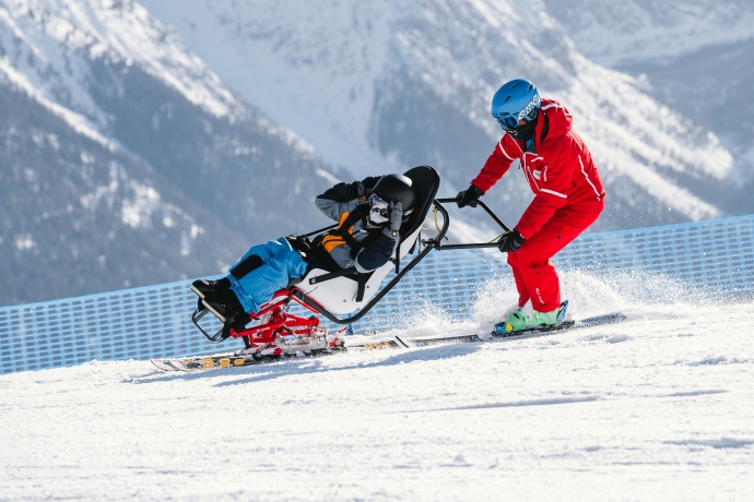 Dualski Spass mit Händen in der Luft Dualski Spass mit Händen in der Luft