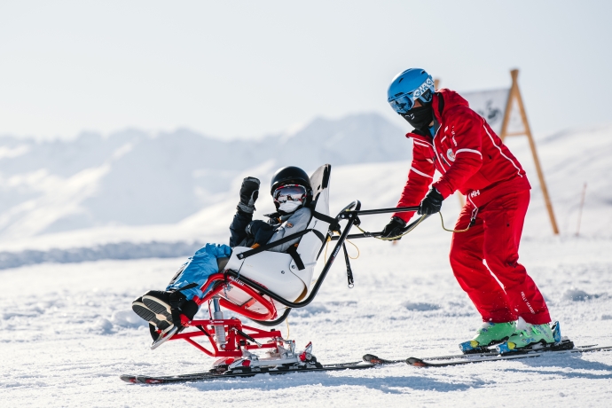 Dualski fahren auf Motta Naluns  Dual Ski Bob und Skilehrer sind mit Samyr auf der Motta Naluns unterwegs