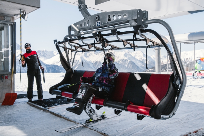 Einstieg in den Prui Sessellift mit einem Monoski Einstieg in den Prui Sessellift mit einem Monoski