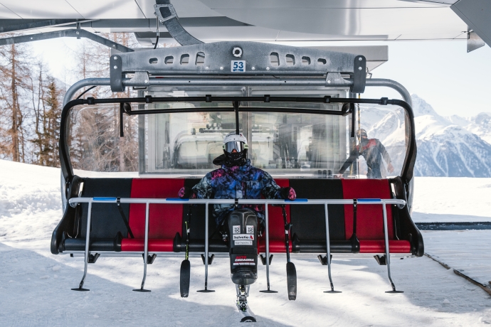 Mit dem Monoski im Prui Sessellift in Scuol Mit dem Monoski im Prui Sessellift in Scuol