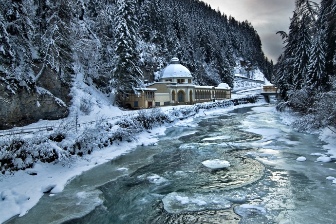 Die Trinkhalle Büvetta Tarasp im Winterkleid – Nairs in der Ferienregion Engadin Scuol Zernez Die Trinkhalle Büvetta Tarasp im Winterkleid – Nairs in der Ferienregion Engadin Scuol Zernez