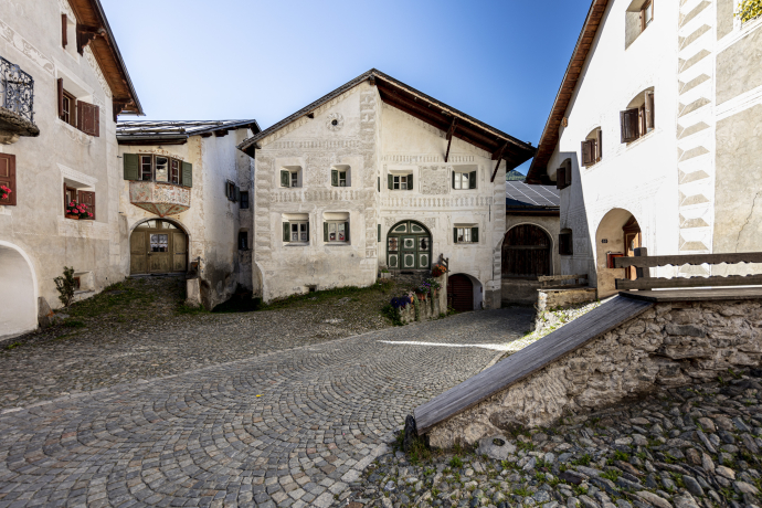 Der Dorfkern Guarda, Unterengadin, im Sommer