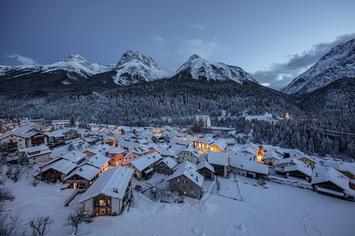Das Engadiner Dorf Scuol bei Nacht im Winter Das Engadiner Dorf Scuol bei Nacht im Winter