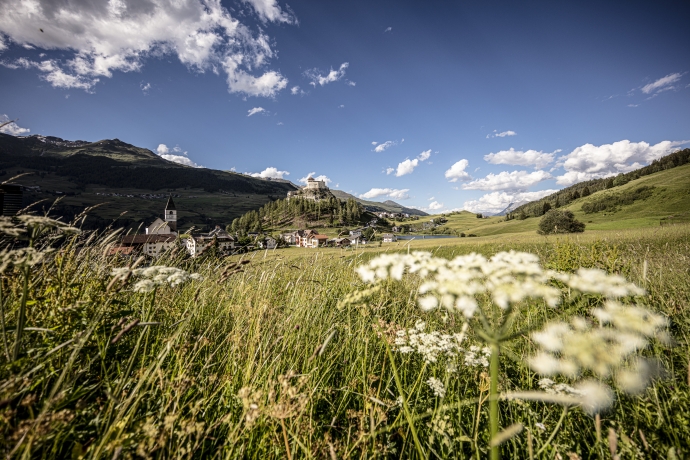 Das Dorf Tarasp, Unterengadin, sowie das Schloss Tarasp im Sommer Das Dorf Tarasp, Unterengadin, sowie das Schloss Tarasp im Sommer