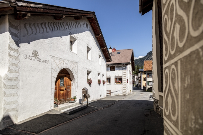 Zernez, Unterengadin, mit seinen Sgraffito-Verzierungen im Sommer