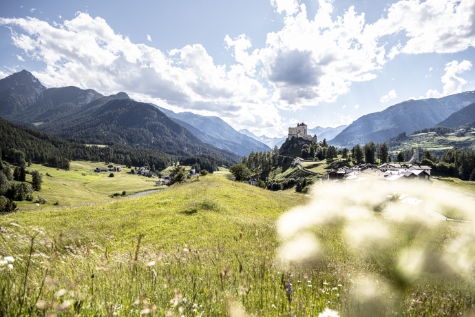 Schloss Tarasp im Unterengadin im Sommer Schloss Tarasp im Unterengadin im Sommer